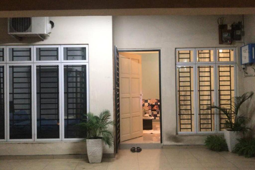 Terrace House Near Stulang Laut Ciq Midvalley Ksl For 7Pax Johor Bahru Exteriör bild